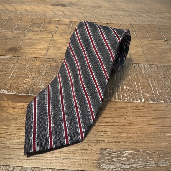 Calvin Klein Gray and Red Striped Men's Tie - Picture 1 of 6